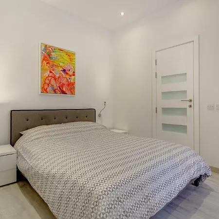 Cozy In An Amazing Location Apartment